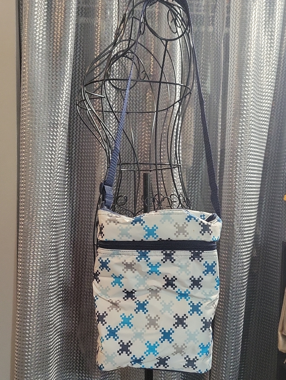 thirty-one White Indulated Lunch Bag with Blue and Gray Pixel Print